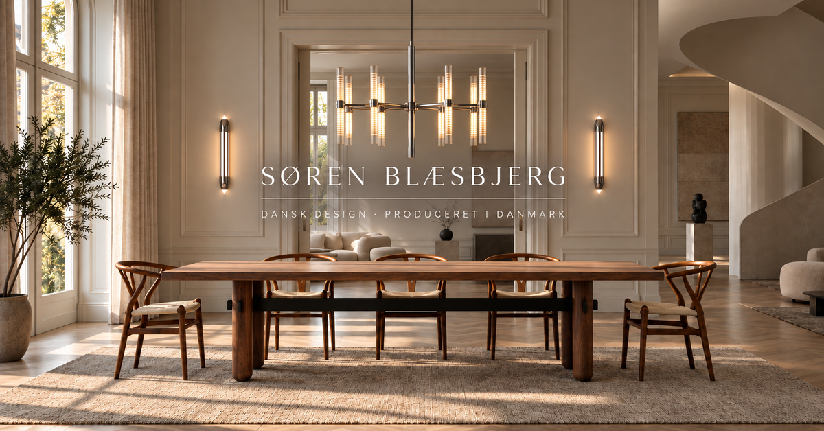Dansk design med 8 Arm Chandelier, MAP væglamper og spisebord i eksklusivt interiør