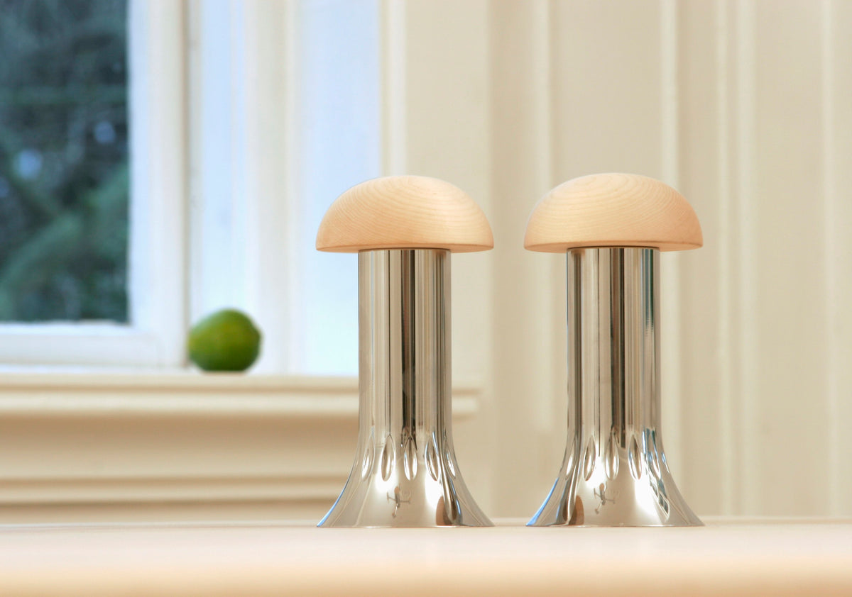 Mushroom salt- og peberkværne i poleret rustfrit stål med hånddrejet ahorn